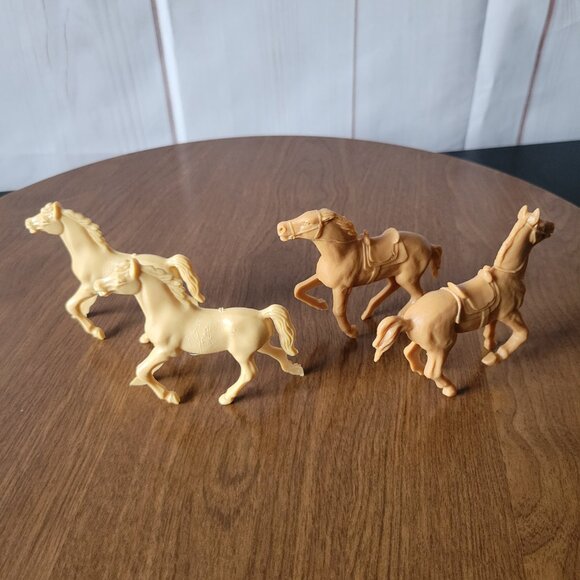 Vintage 1960’s Toy Plastic Horse Figure Set of 4, Tan - Picture 4 of 8